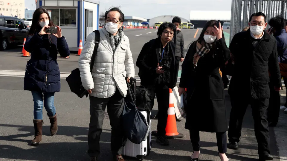 Japão suspende vistos e impõe quarentena a visitantes