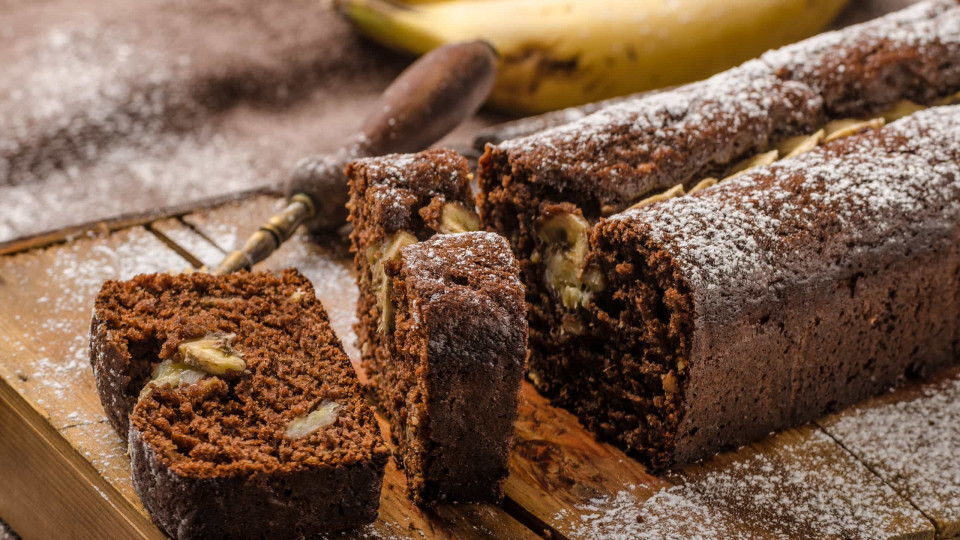 E que tal um bolo de banana com chocolate para o lanche?