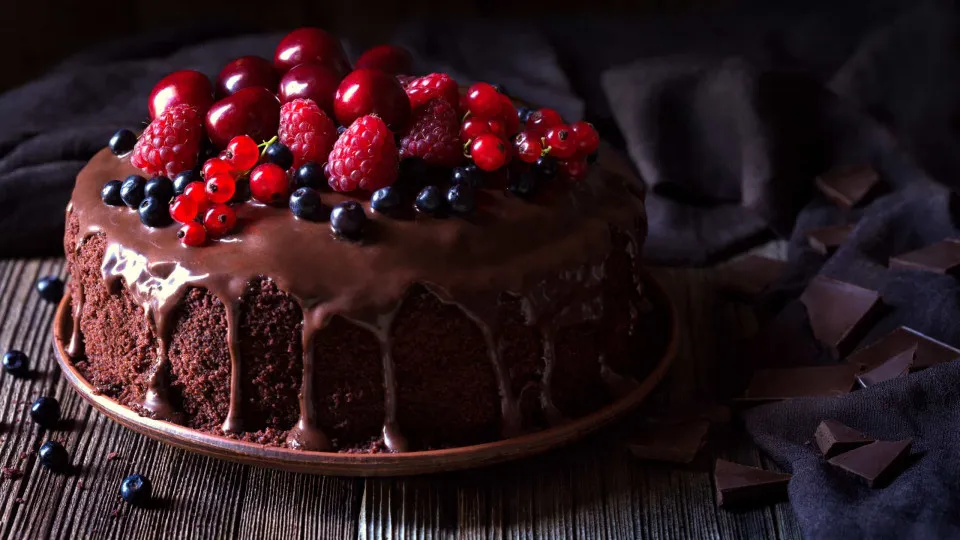 Adoce o seu dia com este bolo de chocolate e frutos vermelhos