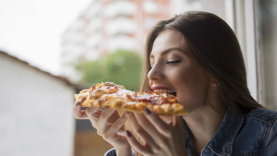 Três coisas que acontecem ao corpo quando come pizza