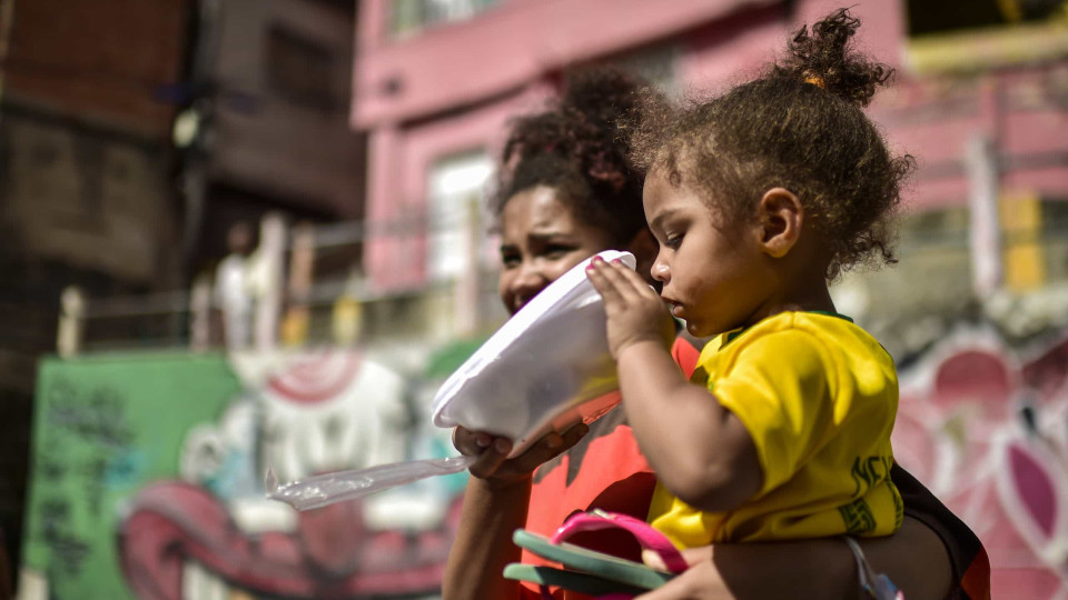 AO MINUTO: Tribunais reabrem para a semana; Brasil com mais 888 mortes