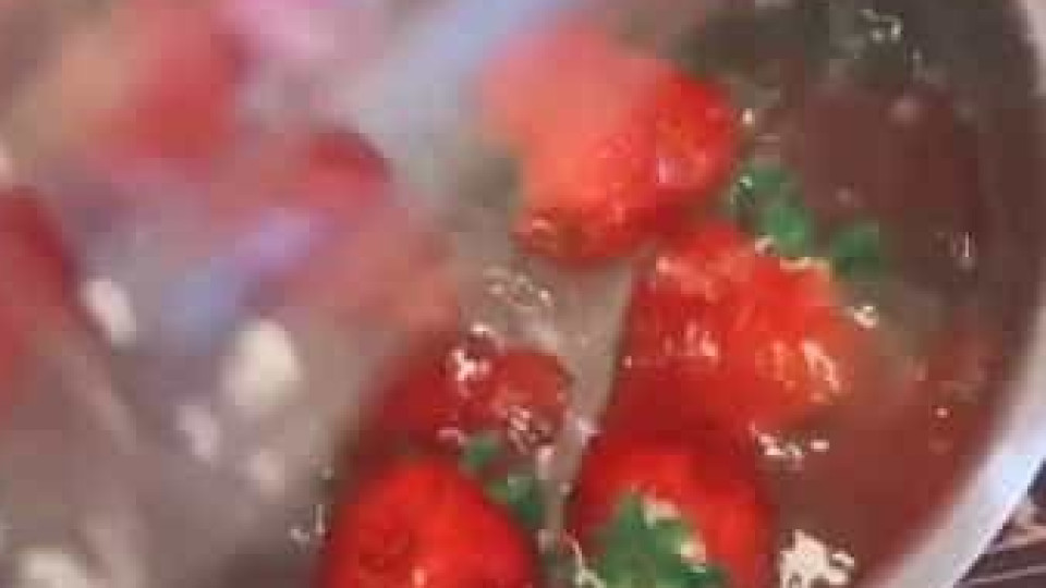 Truque para lavar morangos (que expulsa larvas) torna-se viral no TikTok