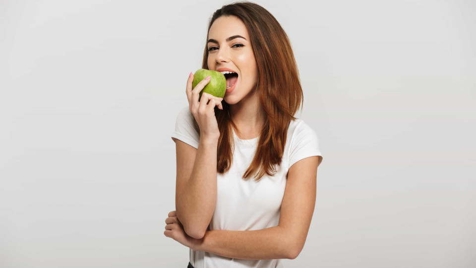 Três benefícios surpreendentes de comer uma maçã verde por dia