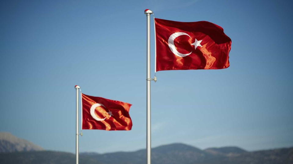 Explosão numa empresa estatal de armamento turca faz três feridos
