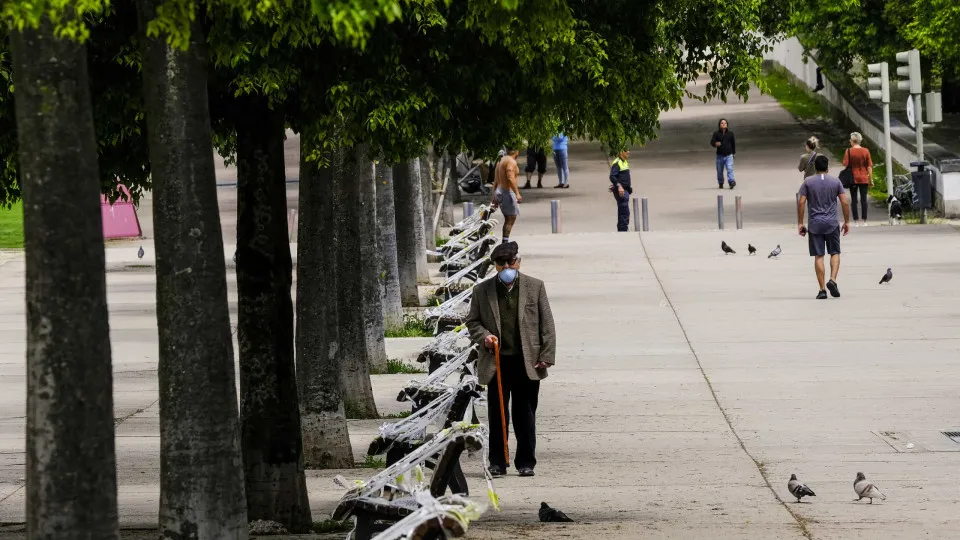 AO MINUTO: Vírus matou 193 mil pessoas. Calamidade pública em Portugal?