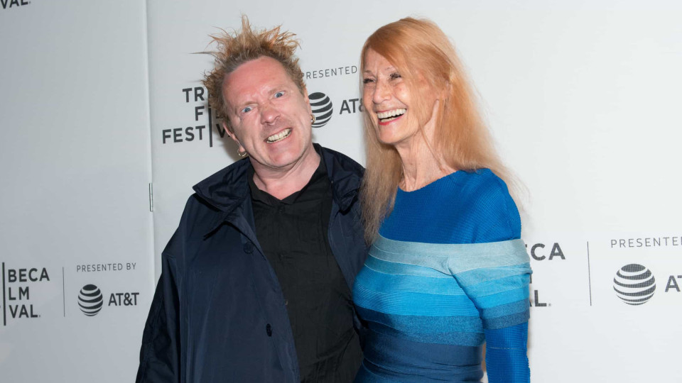 Músico Johnny Rotten cuida da companheira que sofre de Alzheimer