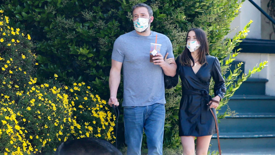 Ben Affleck e Ana de Armas vão de férias com os filhos do ator