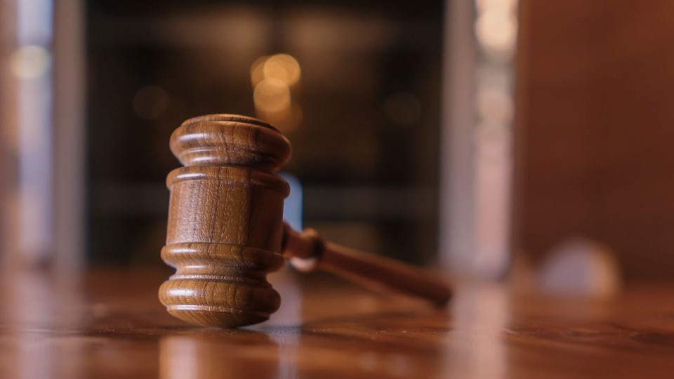 Tribunal condena homem a pena de expulsão por ofensas à integridade