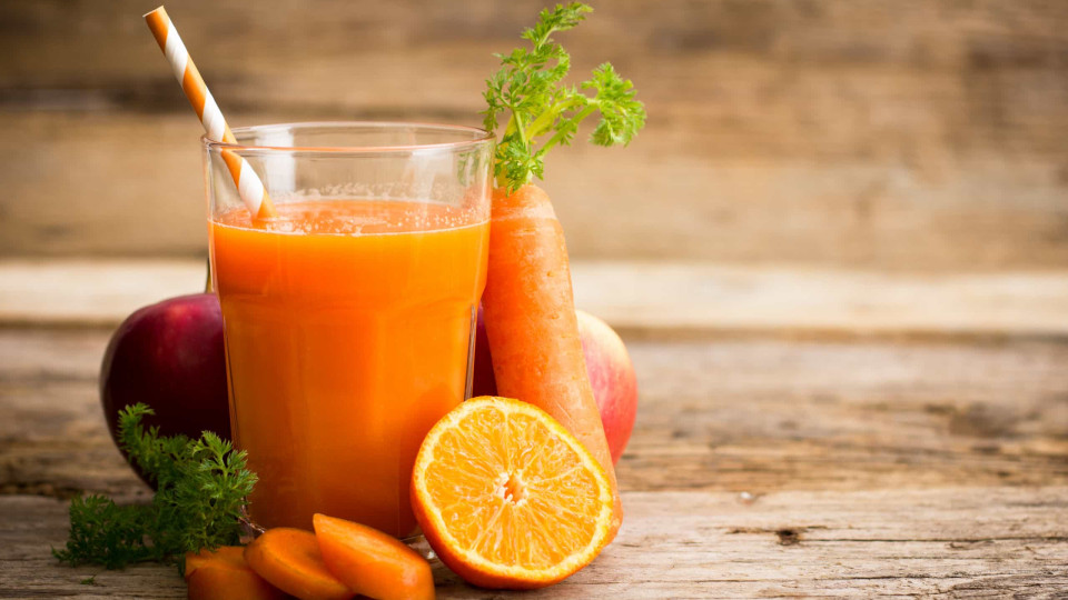Este sumo energético de laranja e cenoura fortalece o sistema imunitário 