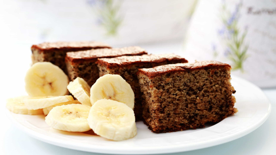 Bolo de banana de frigideira: saudável, deliciosa e fácil de fazer - Minha  Vida