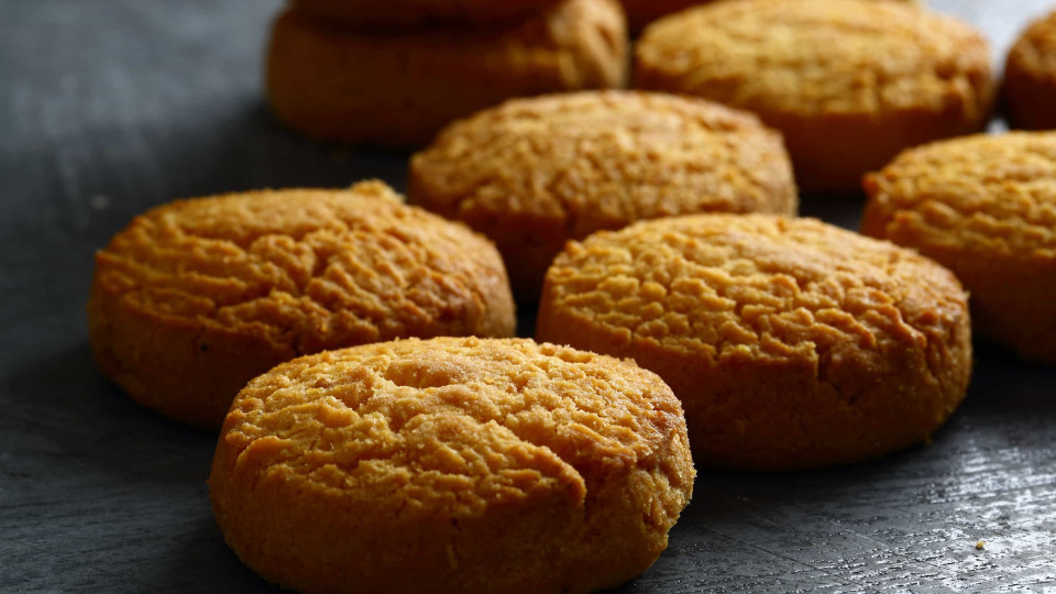 Bolachas de manteiga com apenas três ingredientes. Derretem-se na boca...