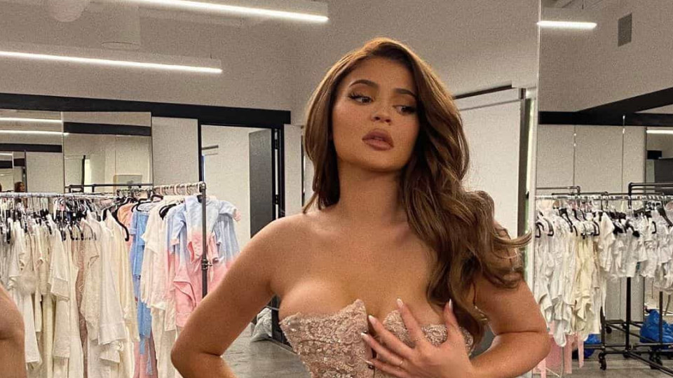 Corpete sensual realça curvas de sonho de Kylie Jenner