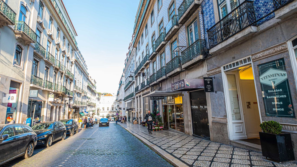 Chiado permanece quase vazio com esperança de uma vida quase normal