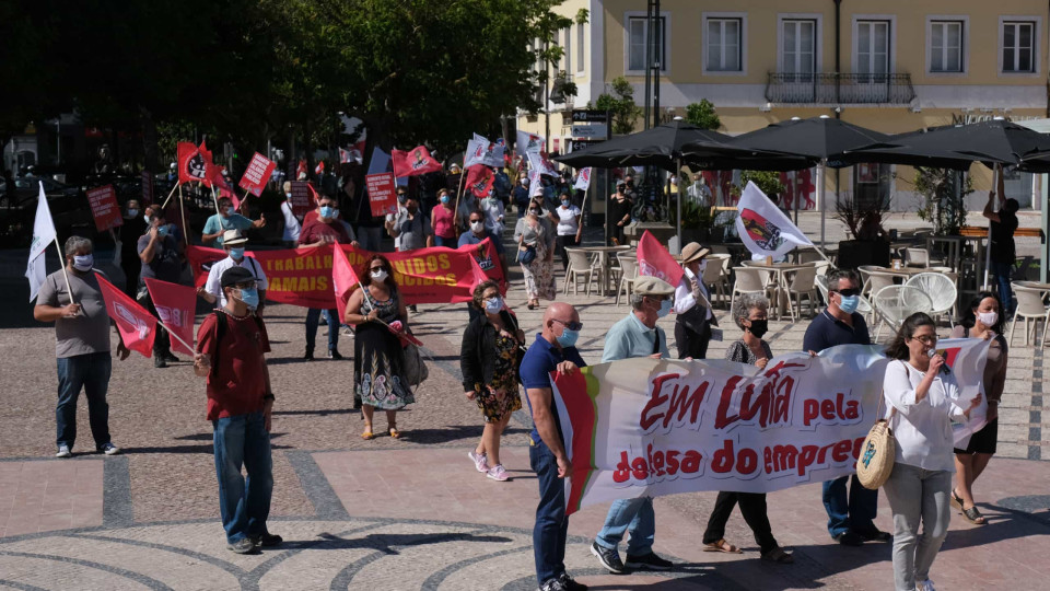 Cerca de 400 pessoas marcham em Setúbal por medidas que garantam emprego