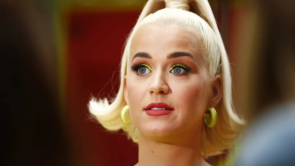 "Querem ver algo nojento?", diz Katy Perry antes de mostrar umbigo