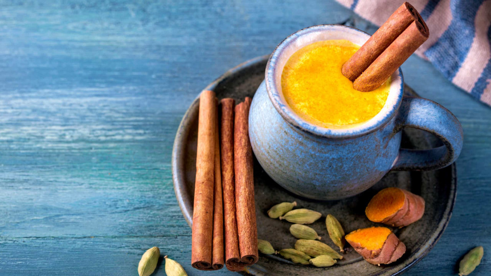 Perca peso e combata a inflamação com este chá de curcuma e canela