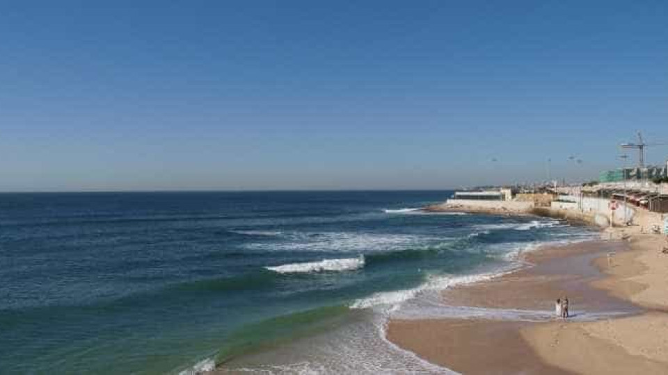 Praia da Parede volta a abrir após levantamento da interdição