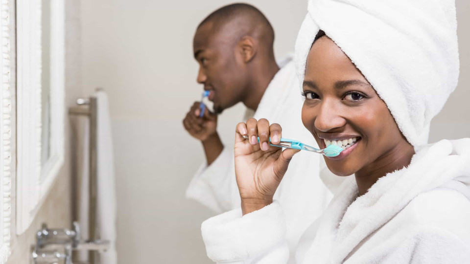O leitor perguntou: Devo lavar os dentes ao acordar (mesmo em jejum)?