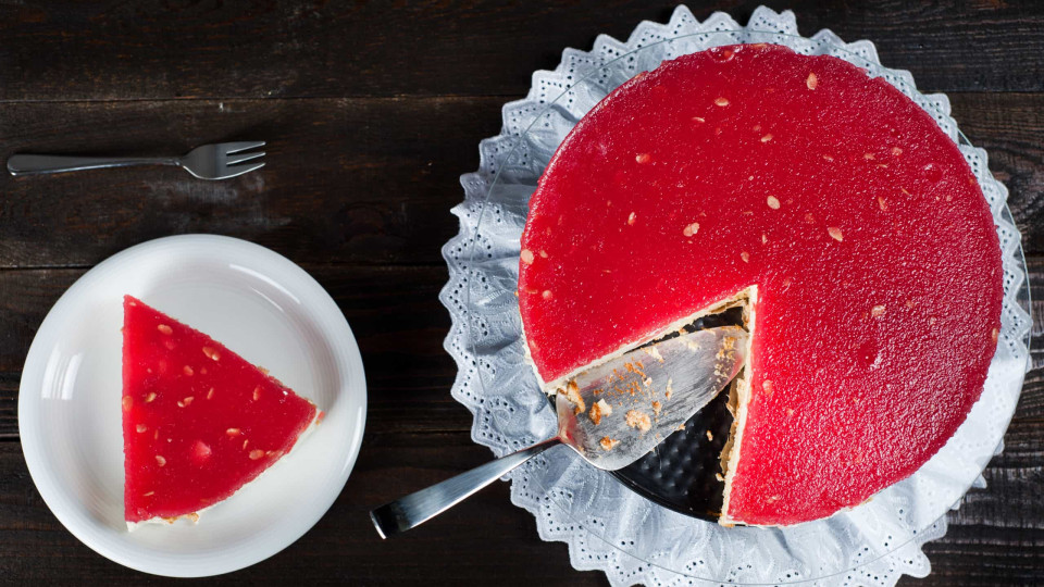 E que tal um delicioso e fresquinho bolo de melancia? Aprenda a receita