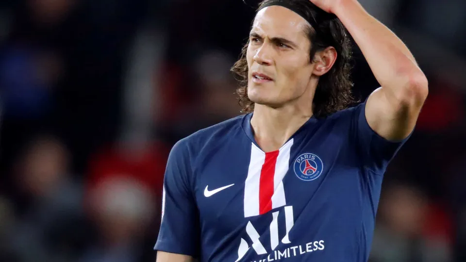 Cavani 'torce o nariz' a proposta do Benfica