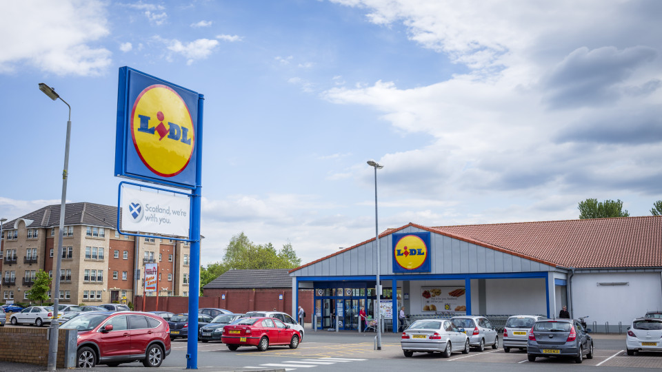 Lidl recusa críticas e diz oferecer "condições de trabalho de excelência"