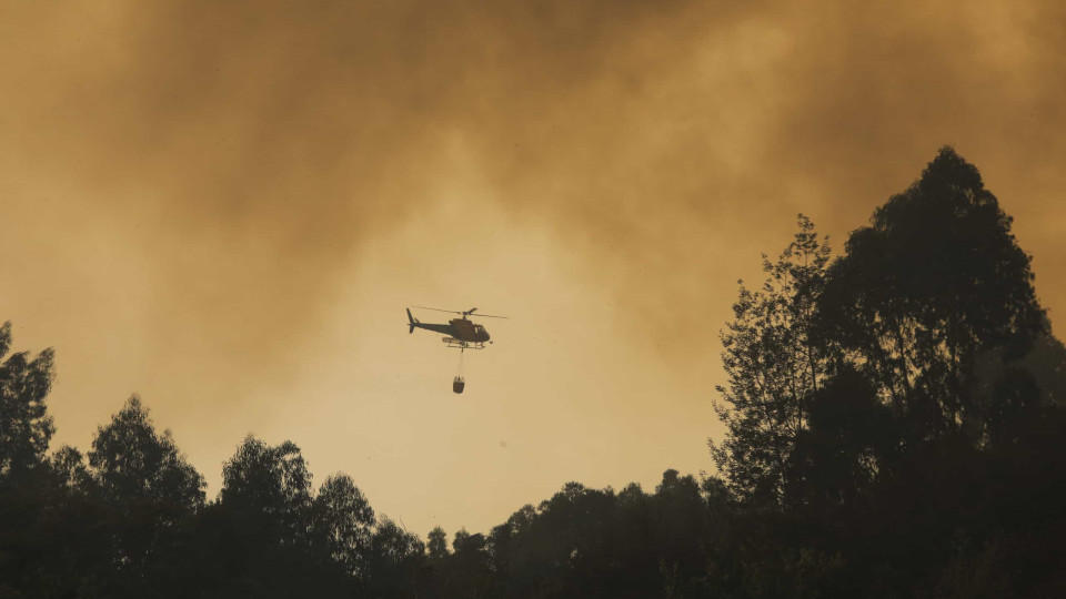 Mais de 930 operacionais combatem cinco maiores fogos em Portugal