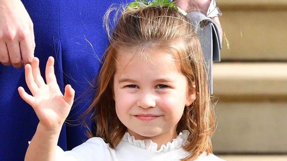 Filha de William e Kate Middleton tem uma tiara e adora brincar com ela