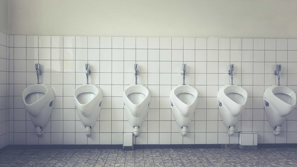 Use máscara no wc masculino: Urinóis espalham vírus em 5 segundos