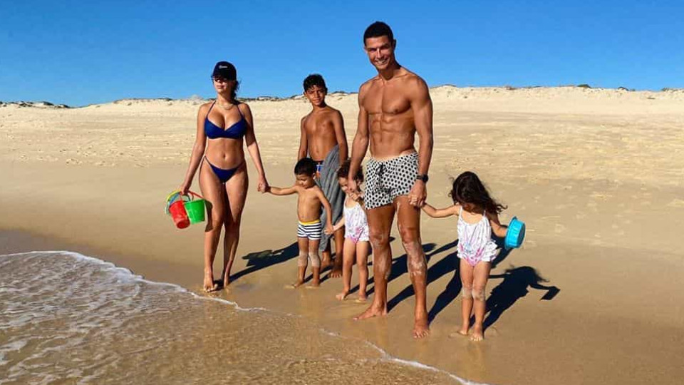Georgina Rodríguez e Cristiano Ronaldo divertem-se na praia com os filhos