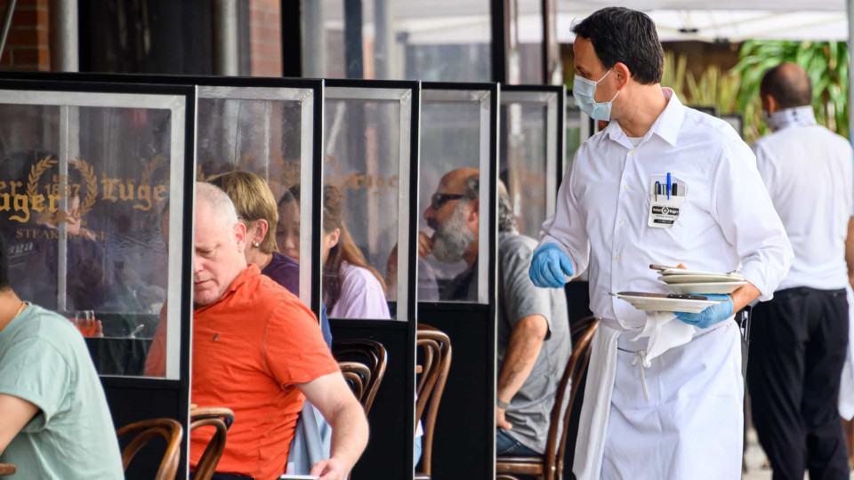 Adultos infetados com mais probabilidade de terem estado em restaurantes