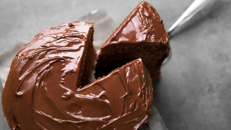 Gula noturna: Receita de bolo fofo de chocolate no micro-ondas