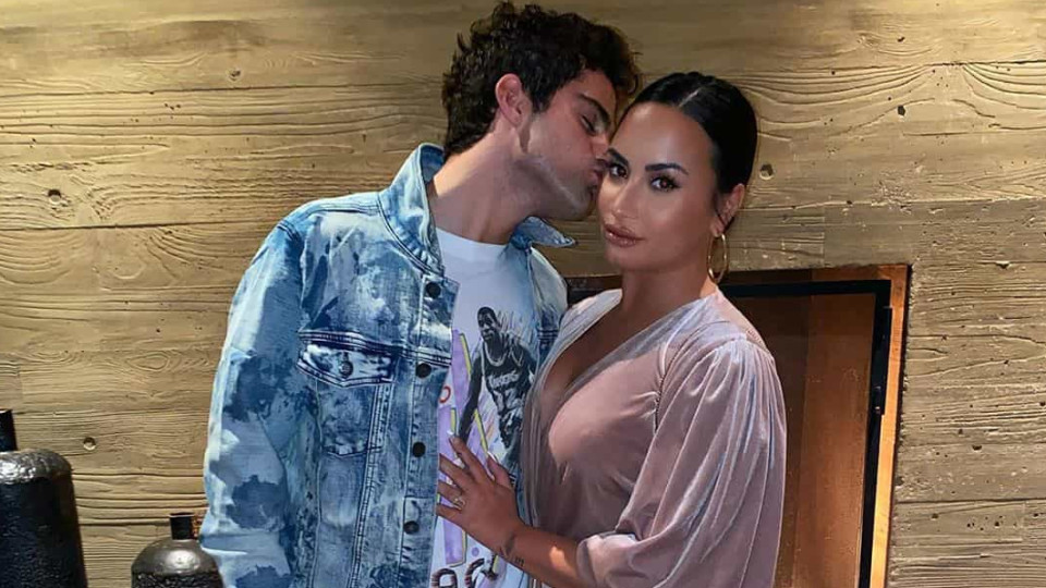 Demi Lovato 'confirma' fim da relação ao aparecer sem anel de noivado