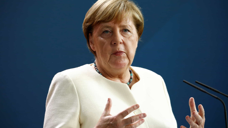 Merkel pede "cessar-fogo imediato" de Azerbaijão e arménios
