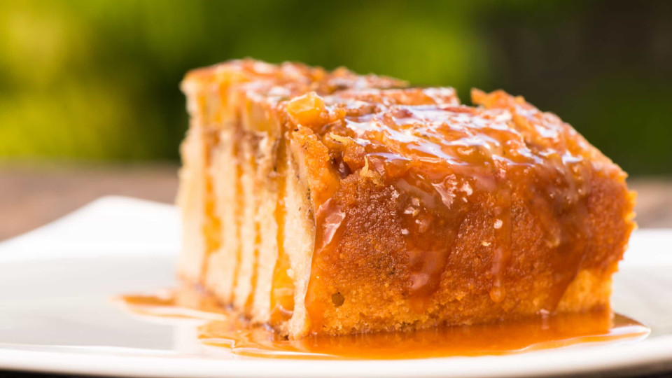 Receita de bolo de banana caramelizada: Resistir para quê?