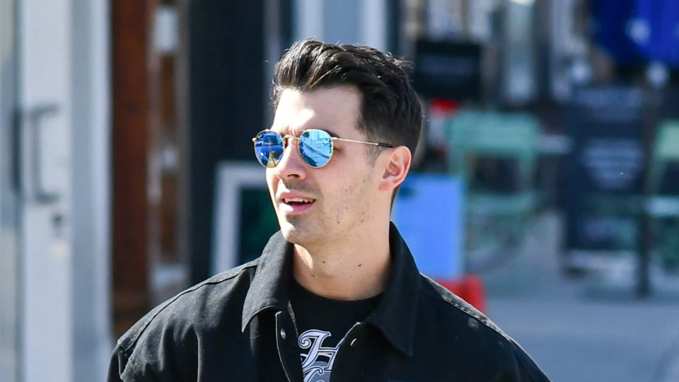 Joe Jonas volta a mudar de visual e pinta o cabelo