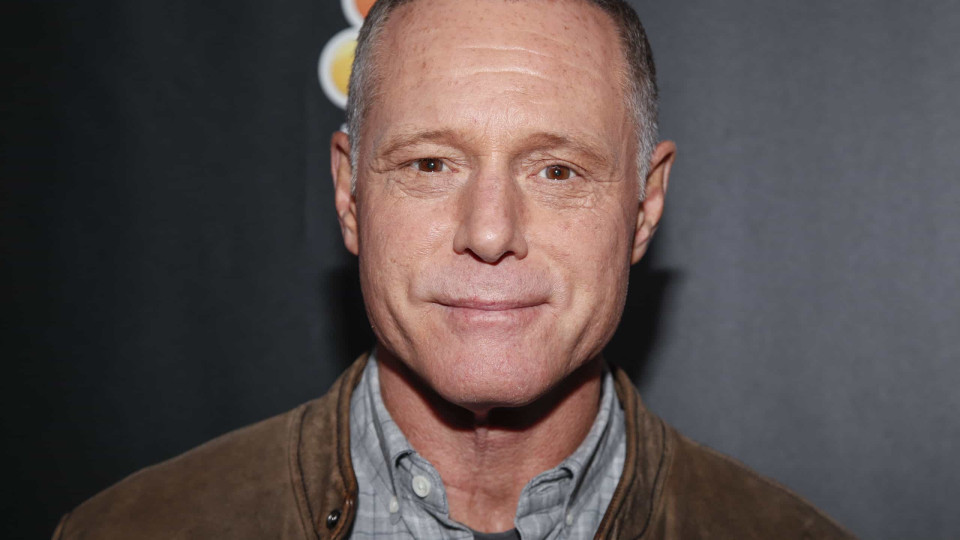 Jason Beghe e a 'ex' Angie Janu estão oficialmente divorciados