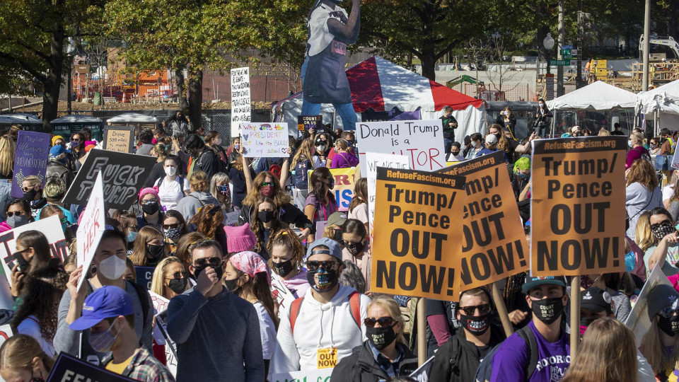 Milhares de mulheres protestam contra nomeação de juíza Amy Coney Barrett