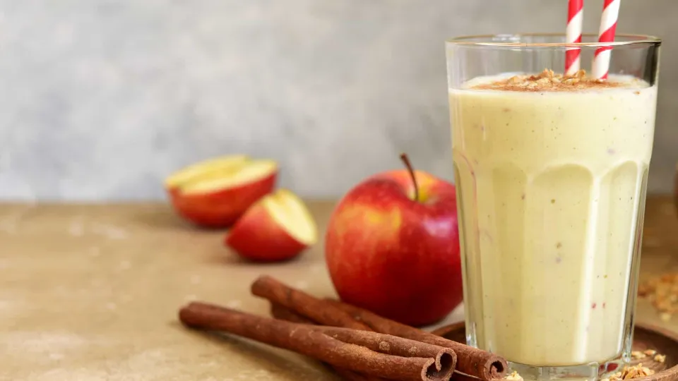 Comece o dia com um delicioso e saudável batido de maça e canela