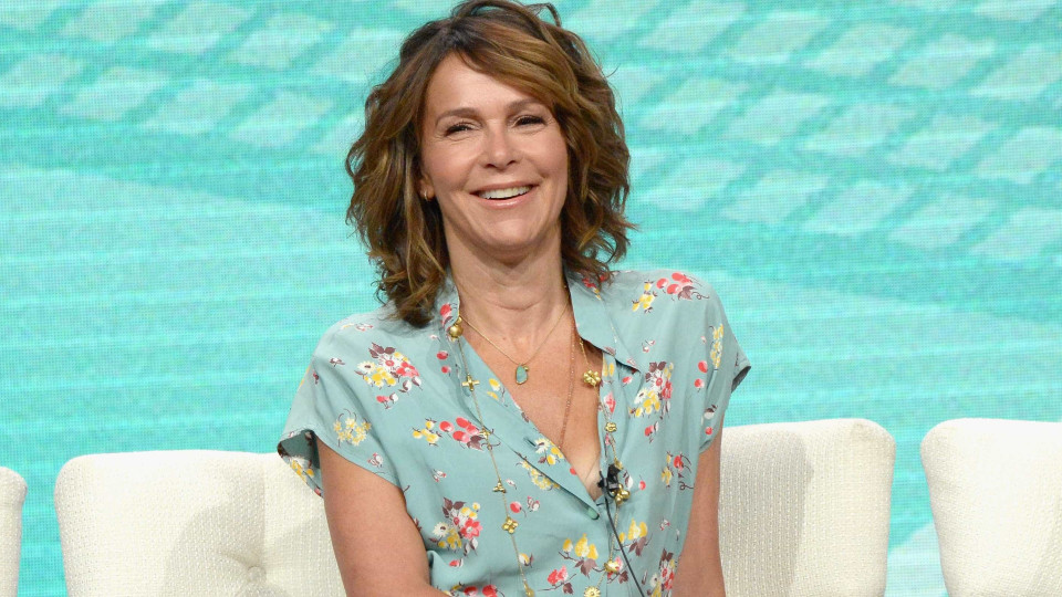 Jennifer Grey, estrela de 'Dirty Dancing', mostra parte de treino no Zoom