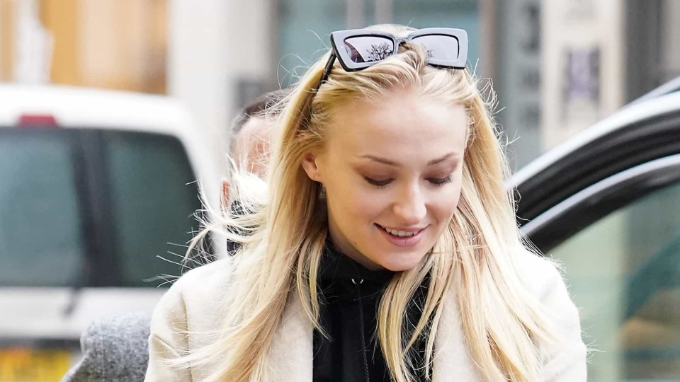 Sophie Turner apela ao voto durante passeio com Joe Jonas e a filha