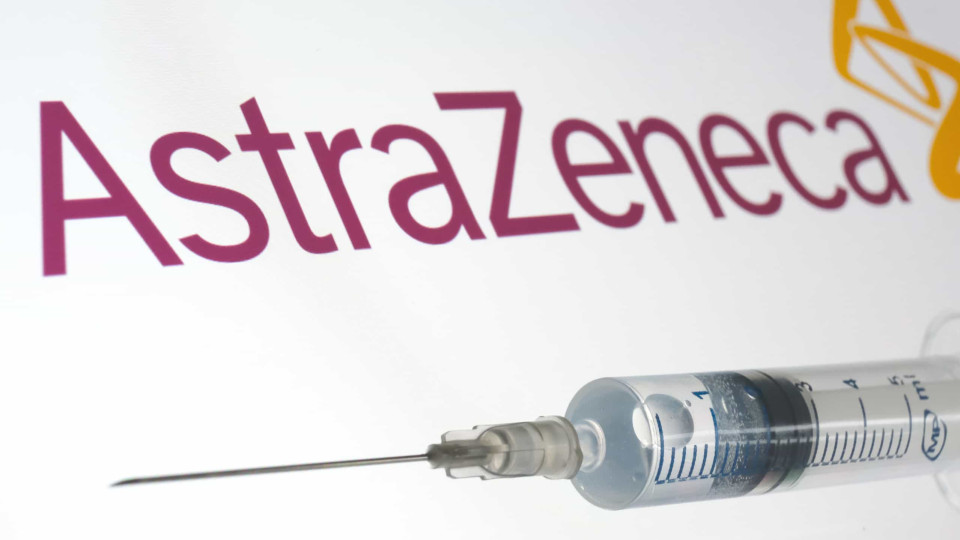 Vacina de Oxford e AstraZeneca "funciona perfeitamente" e dá imunidade