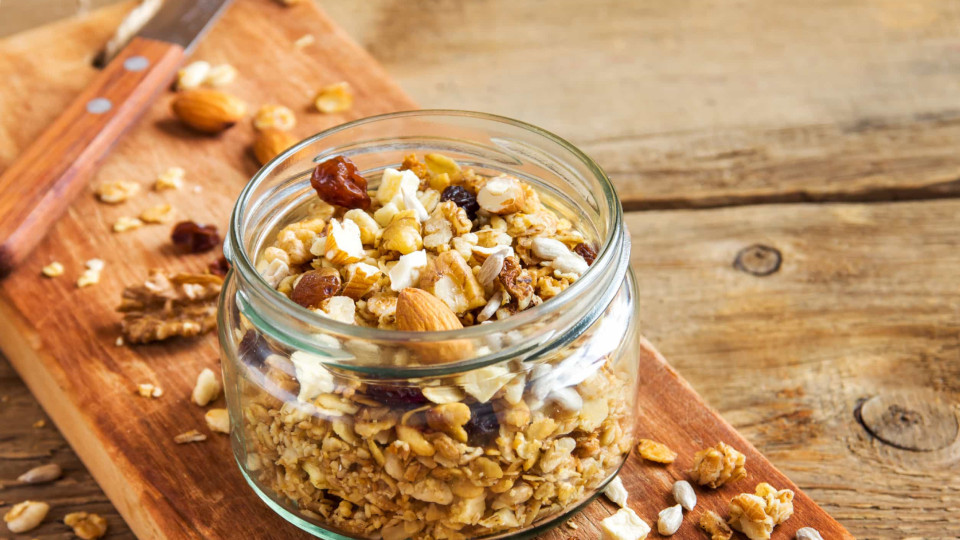 Qual é a diferença entre muesli e granola? E qual é a mais saudável?