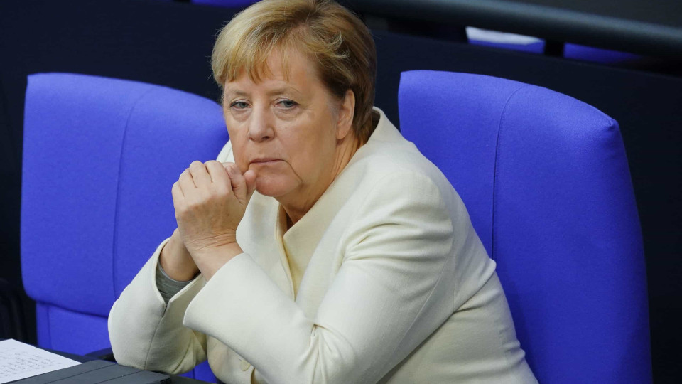 Merkel defende novas medidas após Alemanha registar dois mil novos casos
