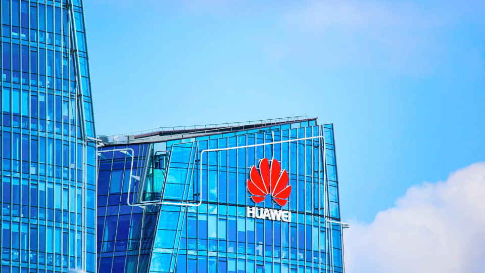 Huawei luta pela "sobrevivência" face a "incessante agressão" dos EUA