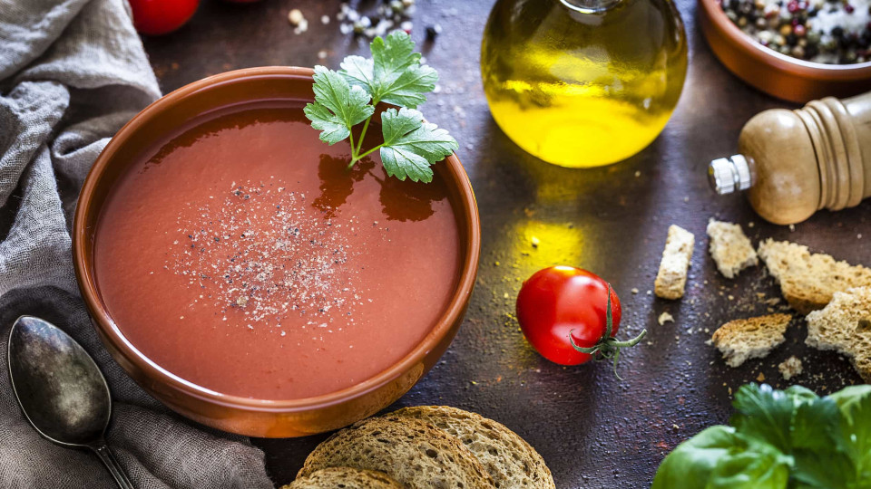 Cinco razões (apoiadas pela ciência) para comer sopa de tomate ao jantar