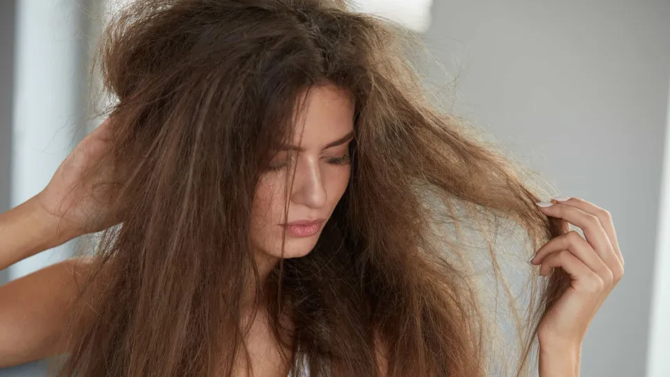 Cabelo seco? Nunca mais! Experimente esta máscara de leite e mel