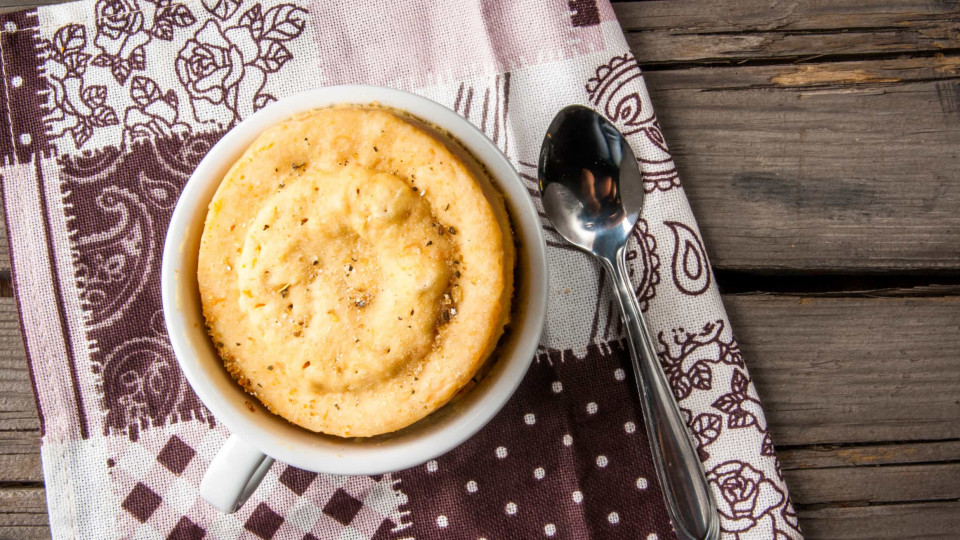 Bolo de laranja na caneca. Quer receita mais fácil do que esta?