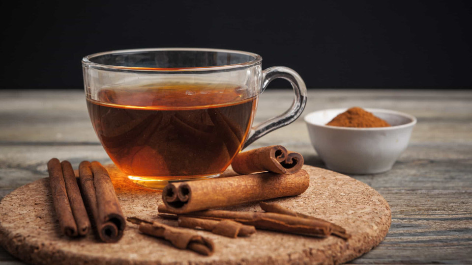 Chá de canela e mel. A bebida termogénica que emagrece e elimina gordura