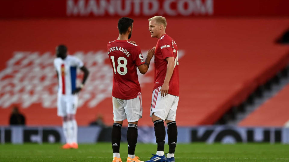 Bruno Fernandes 'faz' de capitão e defende Van de Beek das críticas