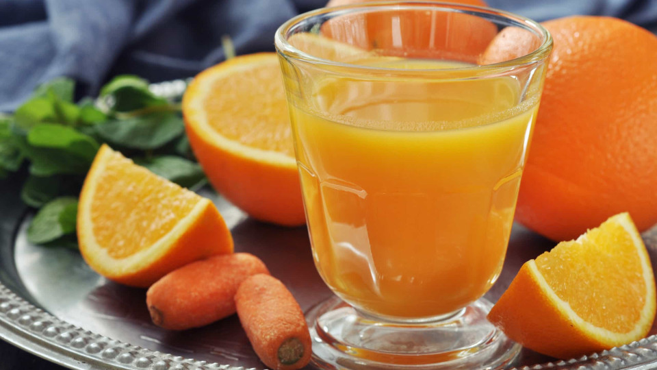 Sumo detox de laranja e cenoura, a 'poção mágica' que queima gordura